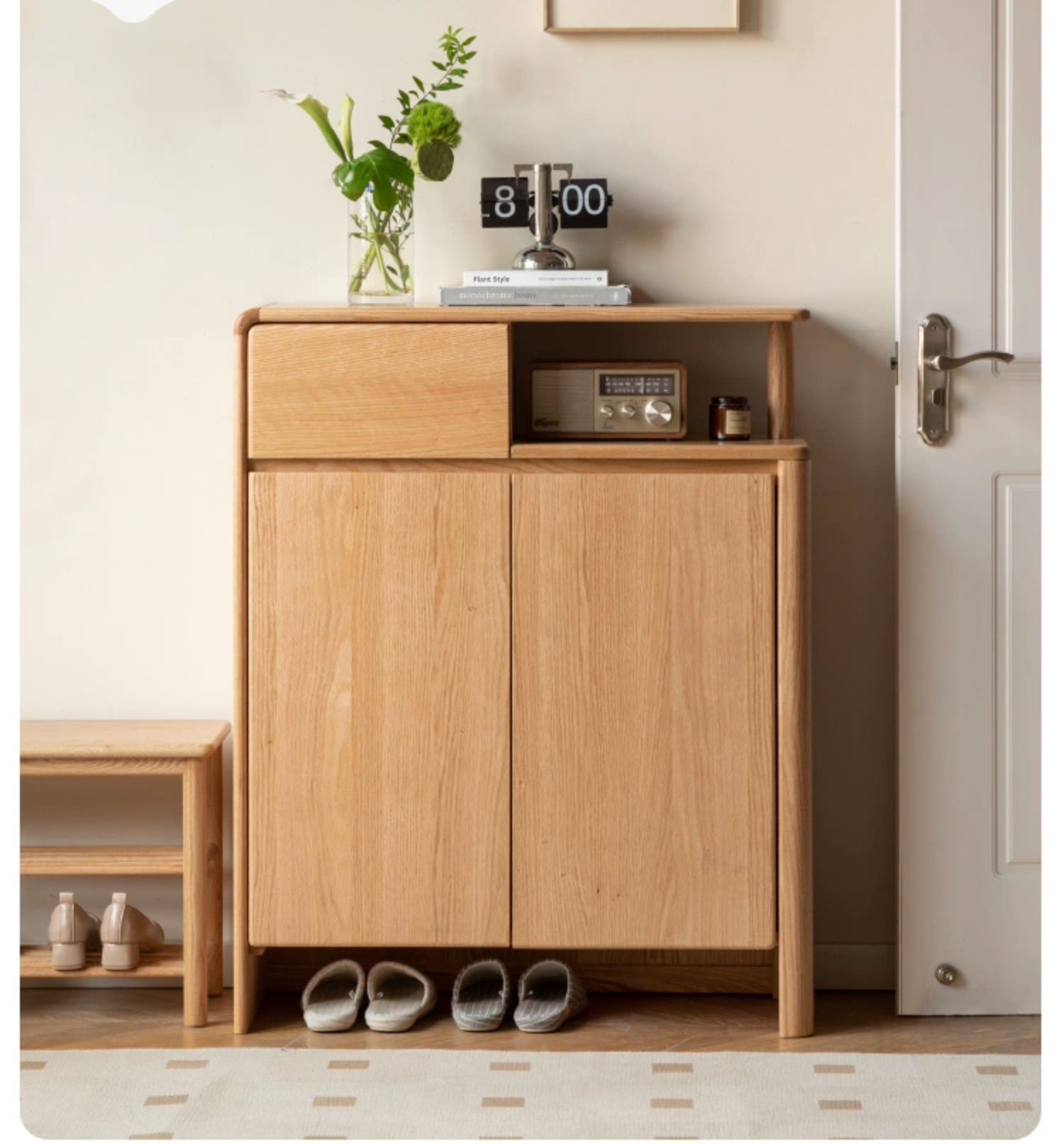 Mẫu tủ giày được làm từ gỗ Sồi tự nhiên, mang màu sắc thiên hướng cổ điển, sang trọng