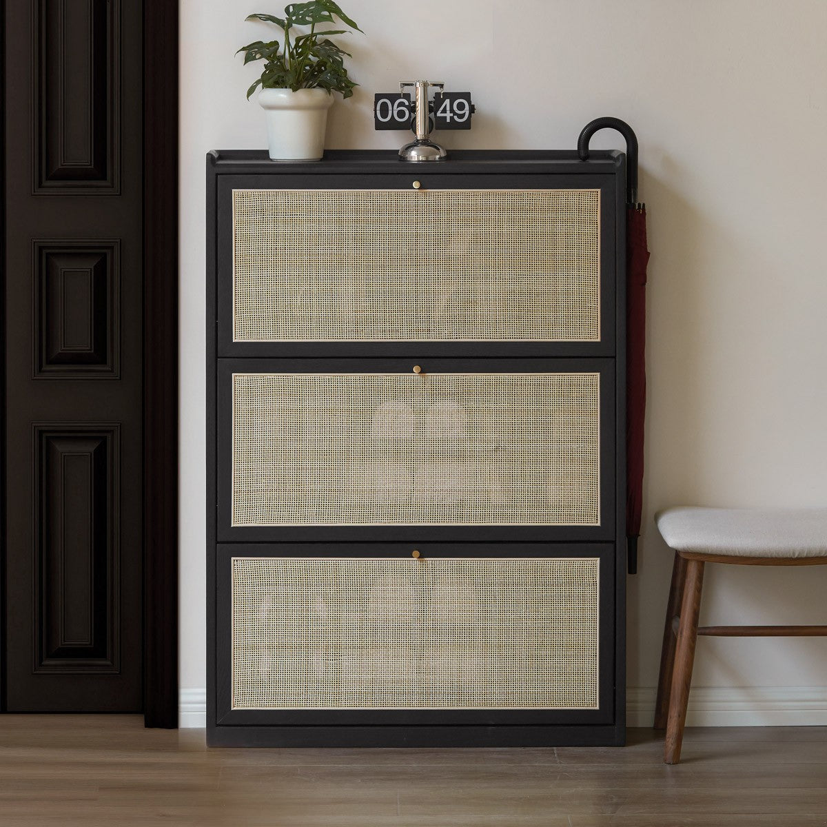 Tủ giày gỗ sồi (Oak) với tone màu đậm hơn không kém phần sang trọng, hiện đại