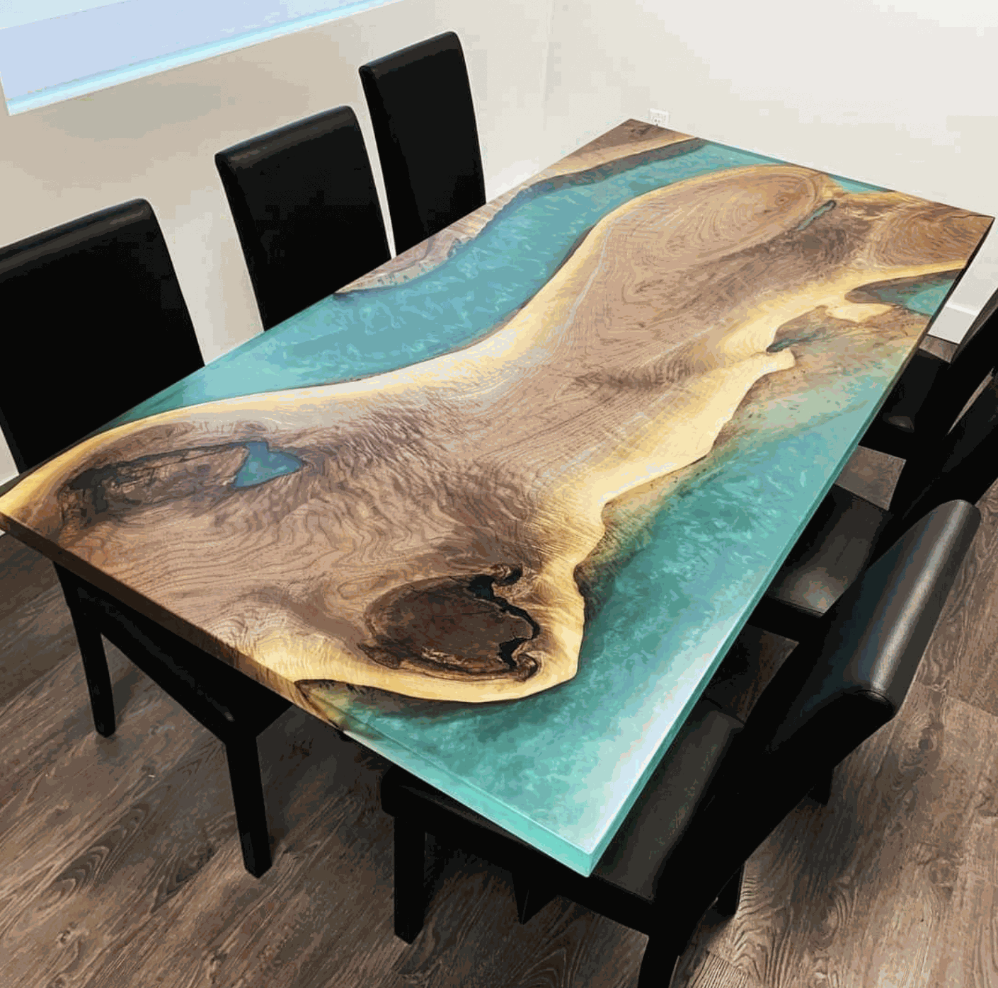 Mặt bàn Epoxy với thiết kế kỳ công cho ra sản phẩm có độ bóng cao, tinh tế hơn.