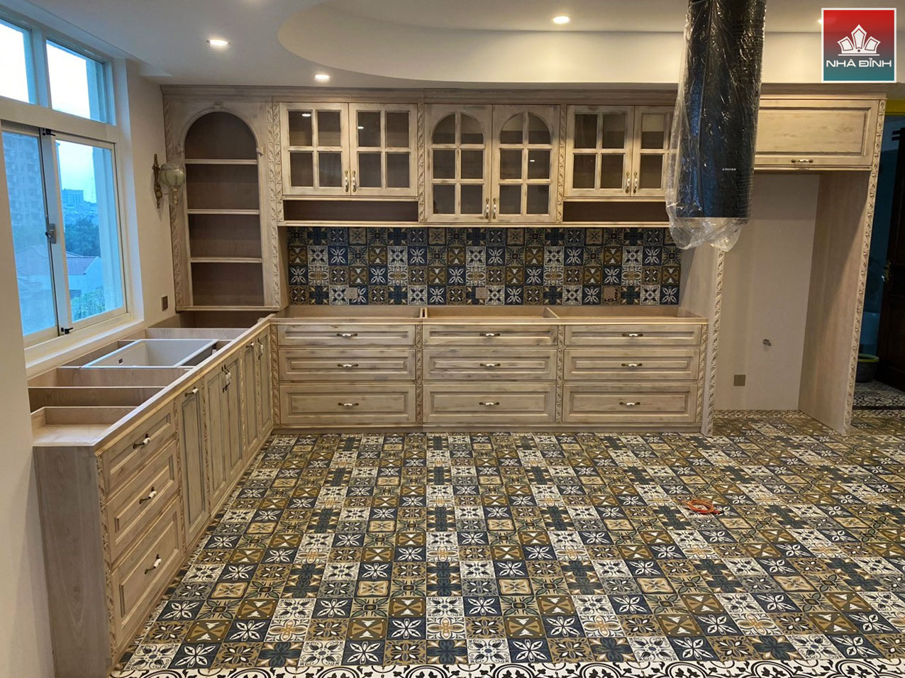 tủ bếp gỗ sồi nga hiện đại