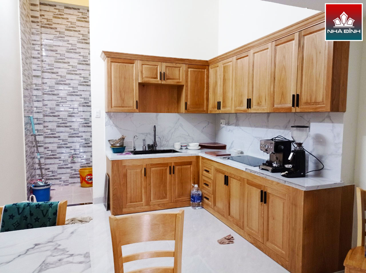 tủ bếp nội thất gỗ sồi trắng