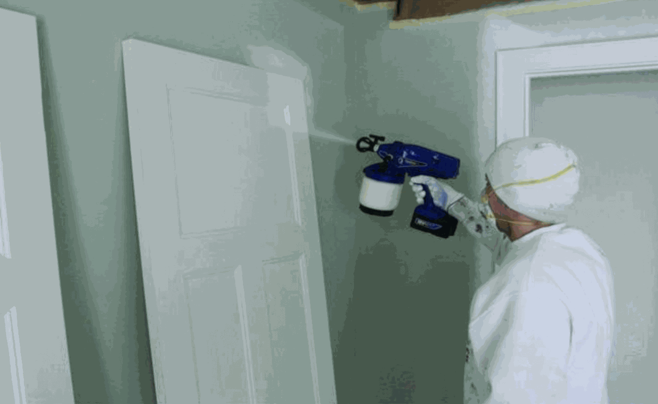 Sơn cửa gỗ mang lại nhiều ưu điểm 