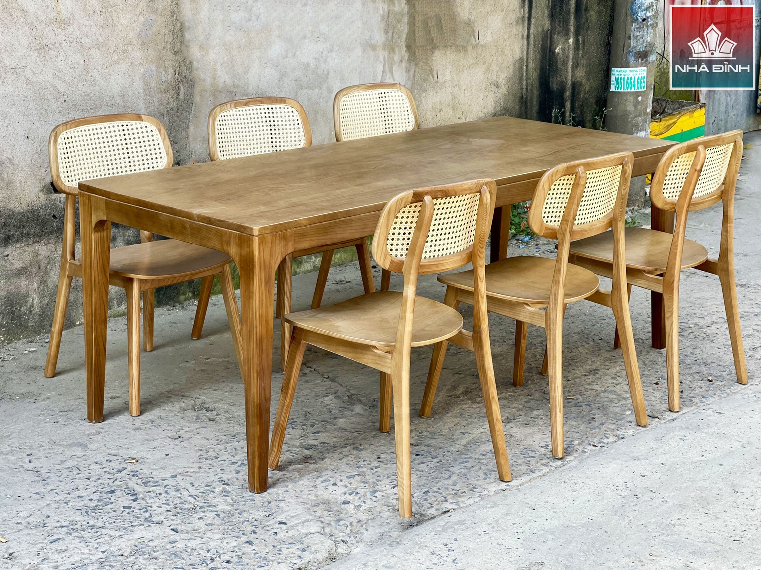 Bàn ghế ăn gỗ Tần Bì qua xử lý có thể hạn chế mối mọt